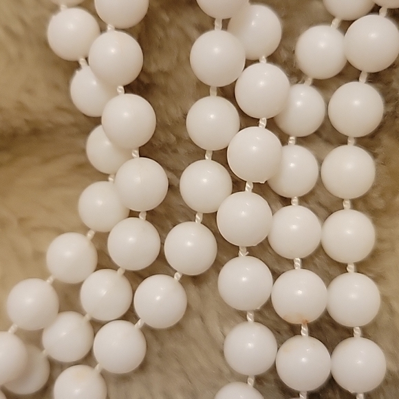 White Long 23.5" Necklace Plastic - Picture 4 of 4